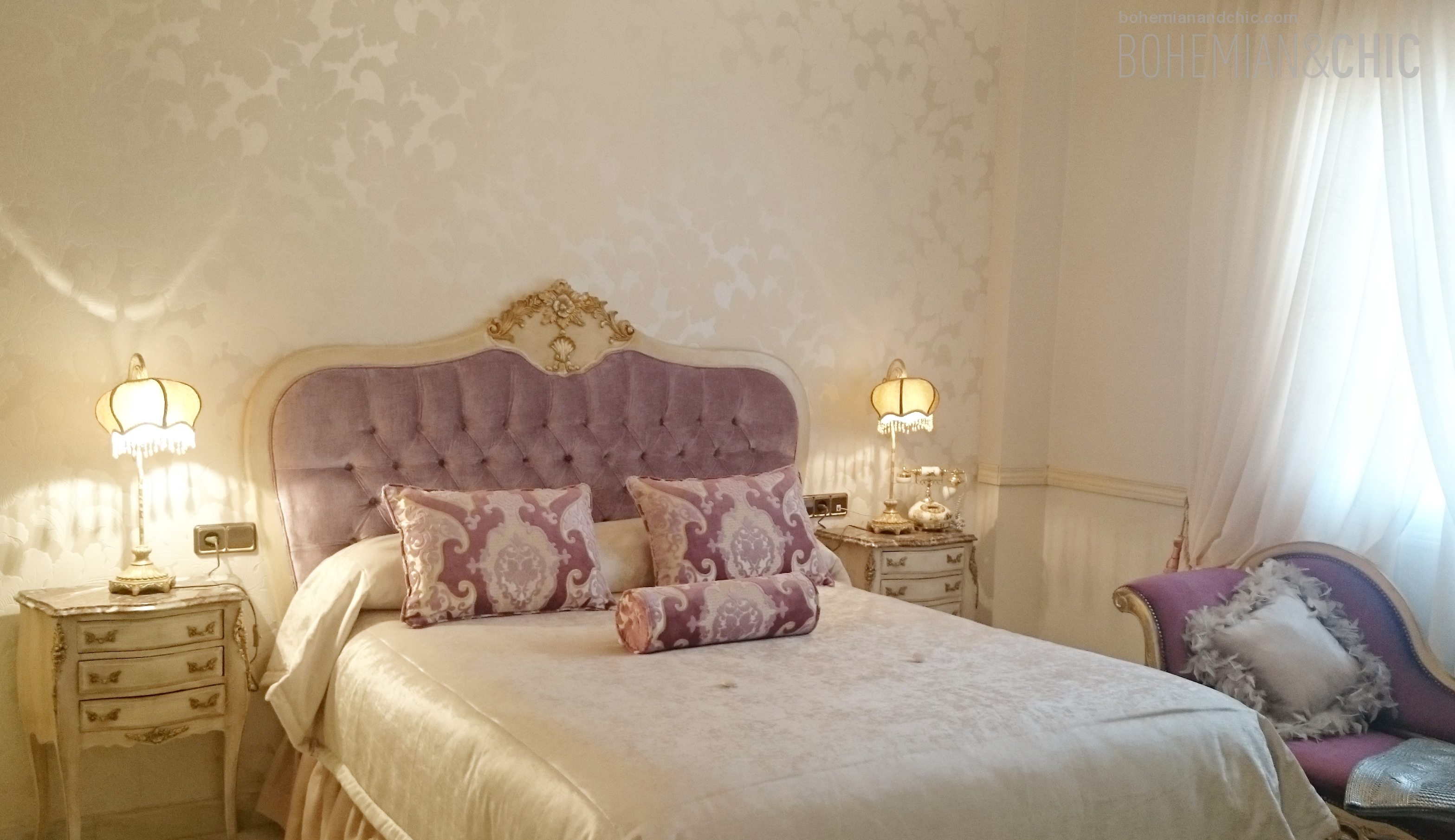 dormitorio de aire barroco con muebles restaurados